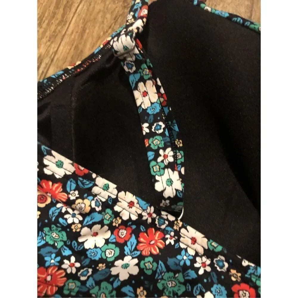 Land’s End floral Built-in Underwire bikini top has fully adjustable straps, hol